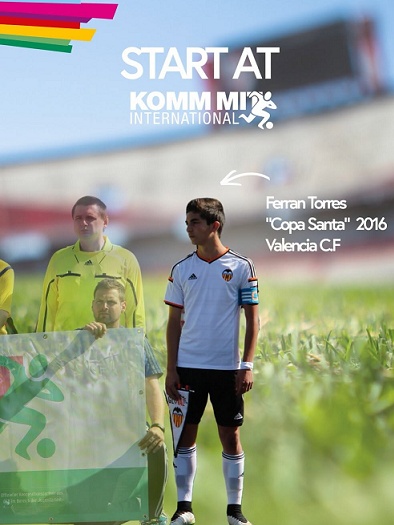 Ferran Torres podczas turnieju Copa Santa 2016 w Hiszpanii z sędzią asystentem Rafałem Siechem obok.